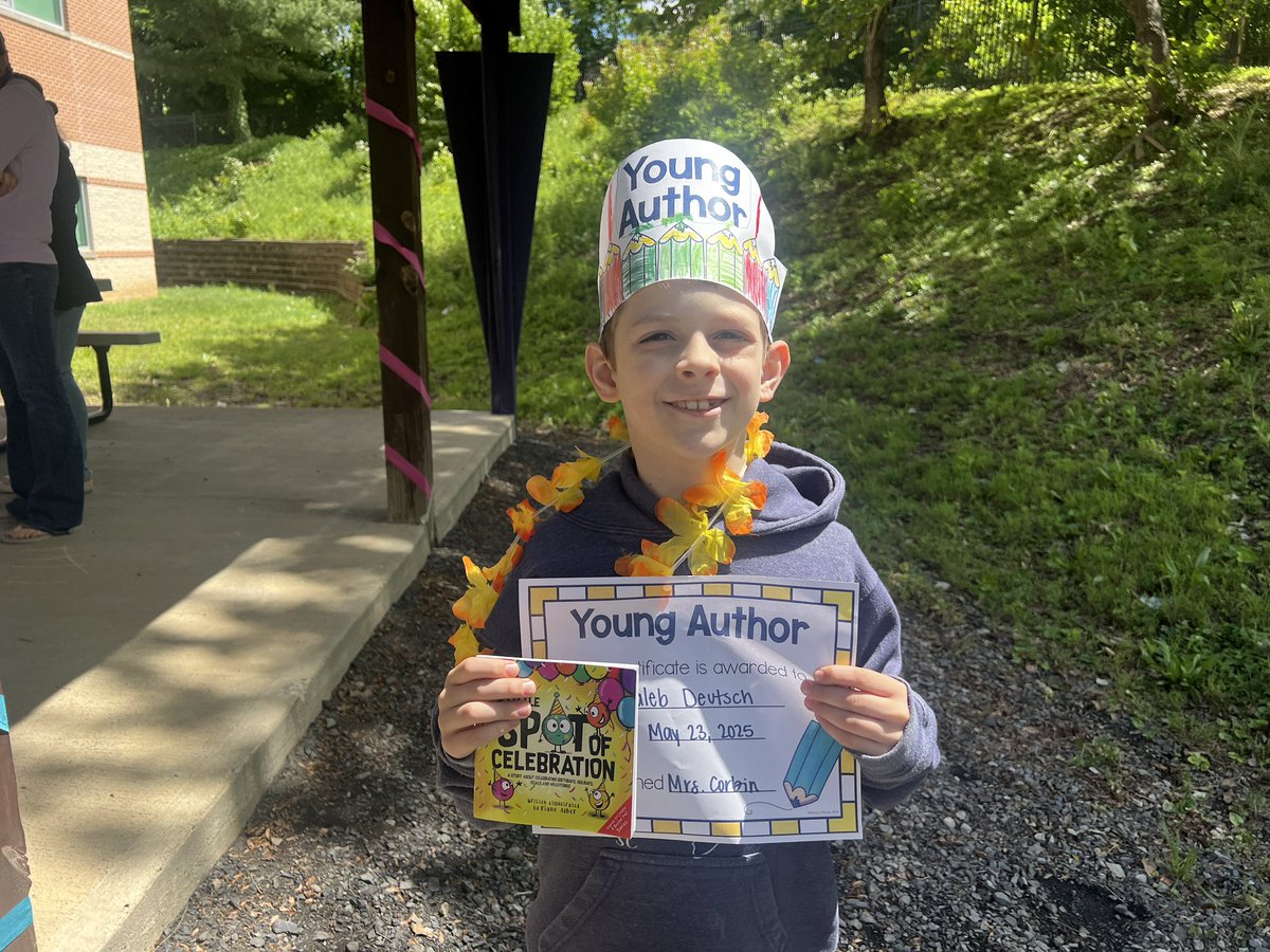The Lewistown Elementary School second grade students in Ms. Corbin’s class had a book signing event today.
 
The event was to celebrate all their achievements in creating and writing their own classroom book.
 
Their book was professionally published 

#GoHuskies!