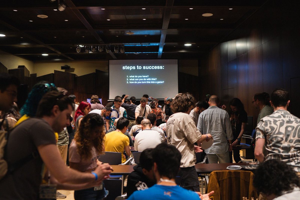guadalindie's tweet image. Jan Willem & Kitty Calis’ workshop at #Guadalindie25 was... incredible. Over 100 people experimented and created fun games with just a few materials. It wasn’t recorded, but these pictures show how fun, inspiring, and innovative it was!