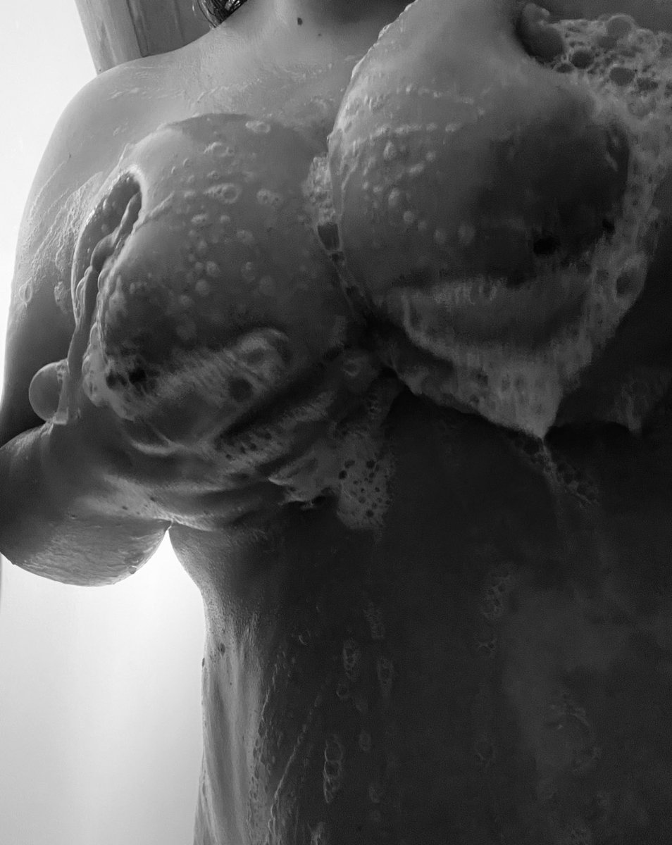 LilyLaynee's tweet photo. 🧼🛁🫧

#sellingcontent #tits #bigtits #ass #pussy #wet #horny #masturbation https://t.co/BbdOIl2IZD