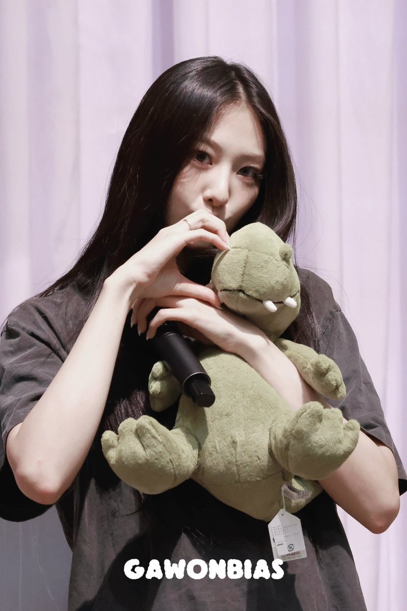 meovv_miyao's tweet photo. Gawon❤️🦖.                              DINOWON https://t.co/N9DaEWgCsw