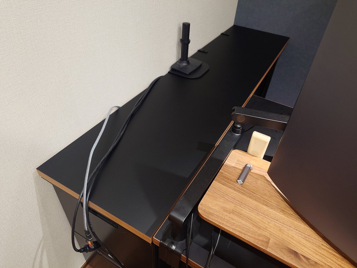 GALM7P's tweet photo. 追加天板が届いたのでL字構成に更新
PREDUCTS天板をもう一枚は置けないのでメラミン天板でサイズオーダー
#PREDUCTS https://t.co/IbrZQMQ1Gr