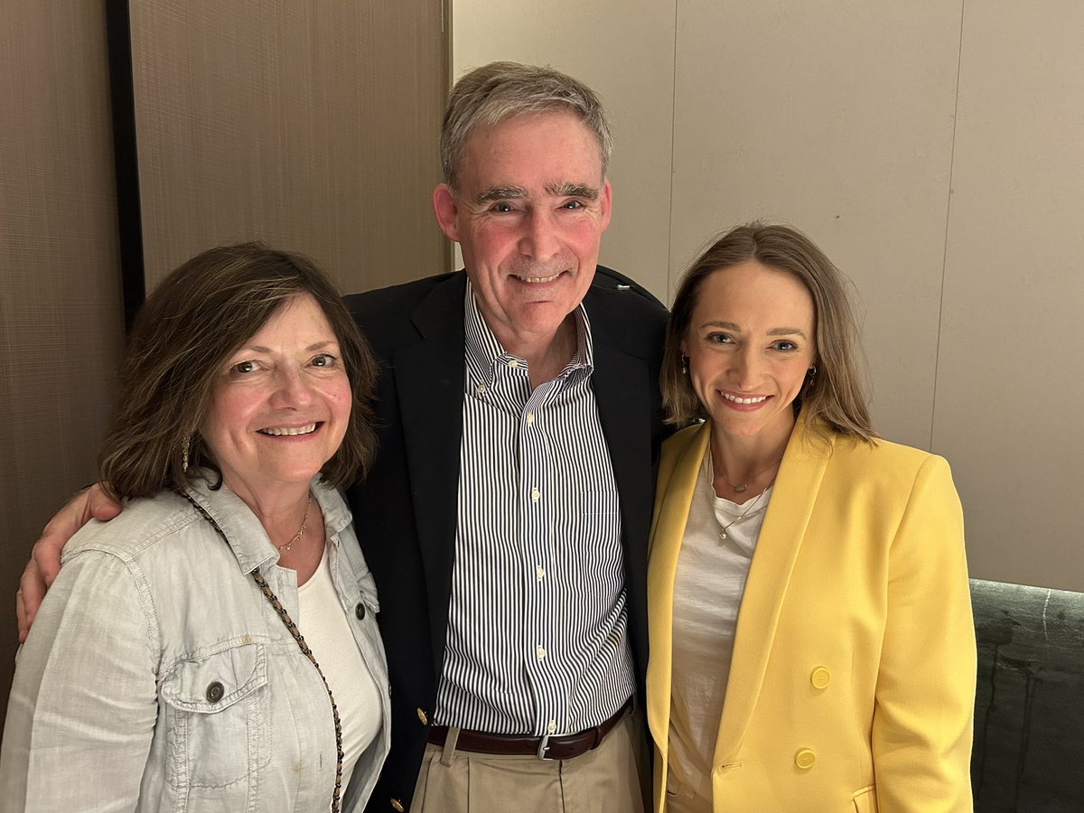 rebeccampbell50's tweet photo. From a few weeks ago…last Campbell/Campbell major case at CCF and @SCampbellMDPhD goodbye dinner 💙💚 https://t.co/LkKnGDfcDv