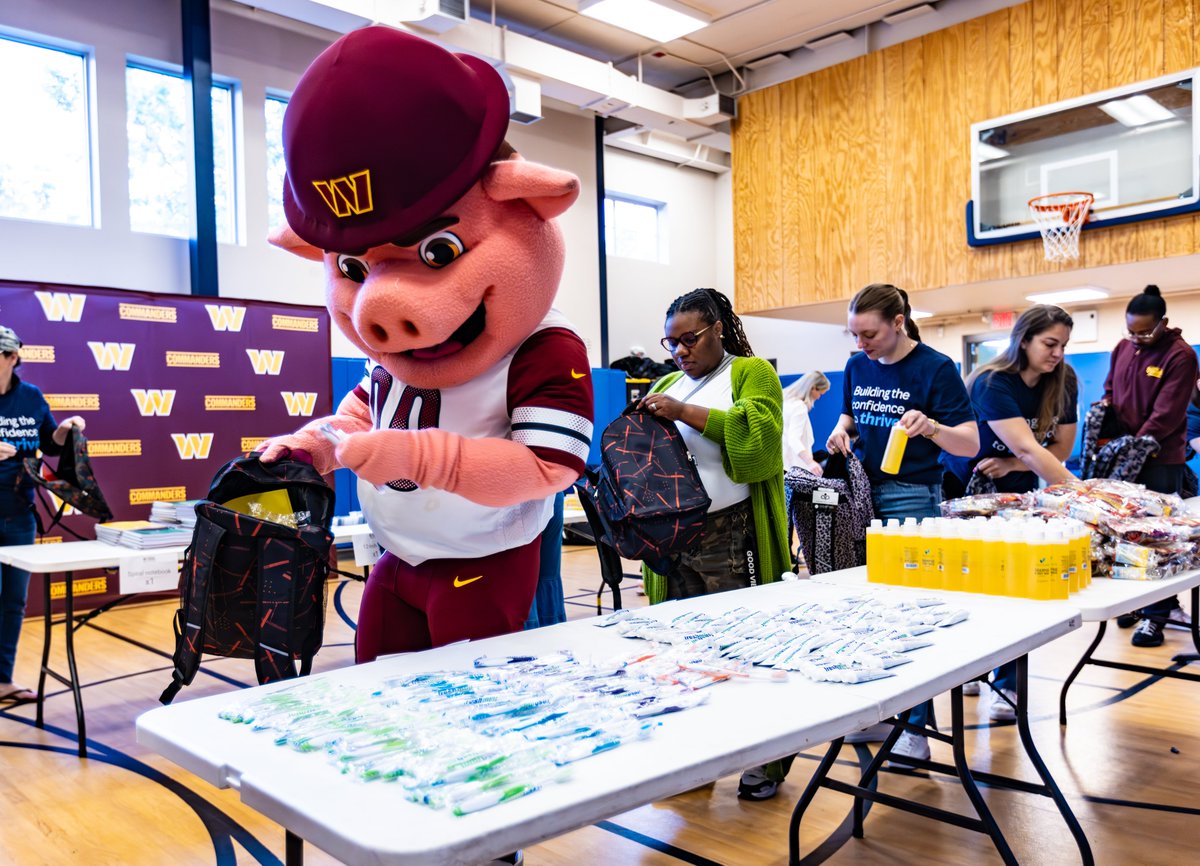 commandersCR's tweet image. Alongside @feedthechildren and @Marsh_MMA, we provided backpacks filled with school supplies, toiletries and a meal kit for children at the DC Dream Center 💛