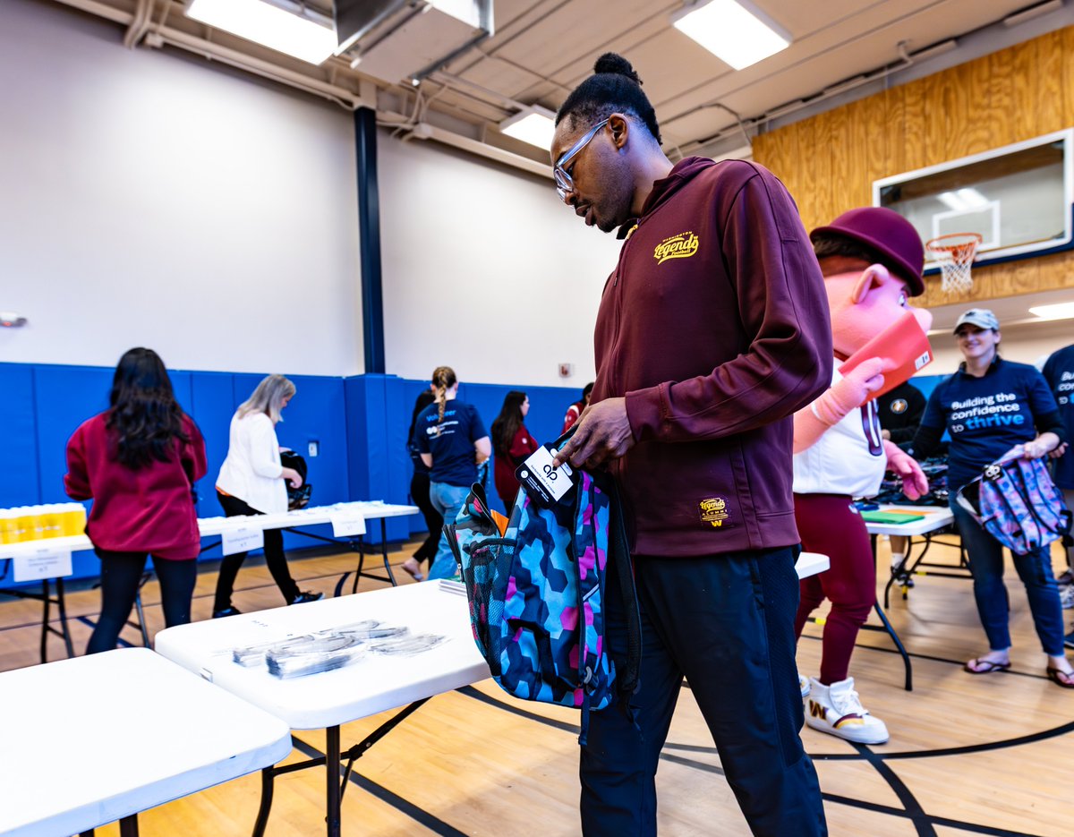 commandersCR's tweet image. Alongside @feedthechildren and @Marsh_MMA, we provided backpacks filled with school supplies, toiletries and a meal kit for children at the DC Dream Center 💛