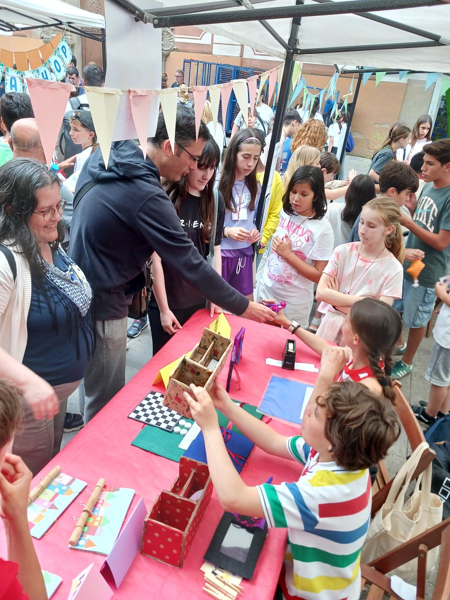 EducacioMataro's tweet photo. Les cooperatives escolars de #Mataró que participen al #CuEmE  han estat a la plaça de Santa Anna exposant i venent els productes que han creat amb materials reciclats

@educadiba @matarocat https://t.co/ZfAC8Nq962