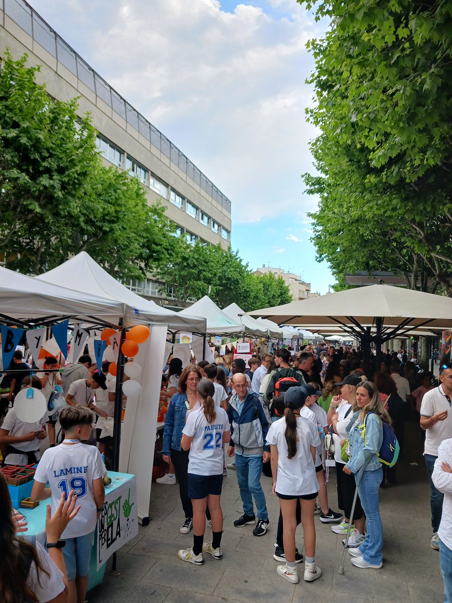 EducacioMataro's tweet photo. Les cooperatives escolars de #Mataró que participen al #CuEmE  han estat a la plaça de Santa Anna exposant i venent els productes que han creat amb materials reciclats

@educadiba @matarocat https://t.co/ZfAC8Nq962
