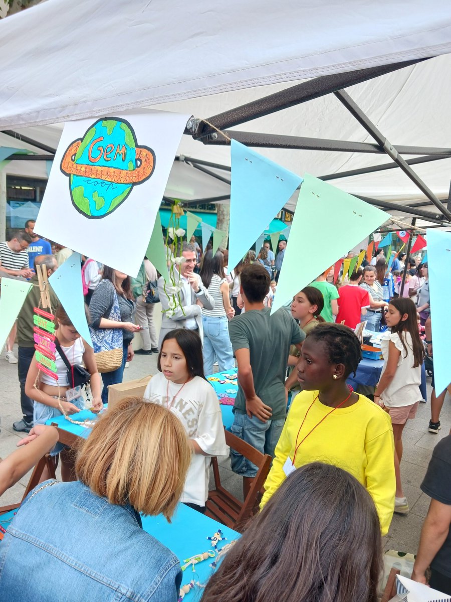 EducacioMataro's tweet photo. Les cooperatives escolars de #Mataró que participen al #CuEmE  han estat a la plaça de Santa Anna exposant i venent els productes que han creat amb materials reciclats

@educadiba @matarocat https://t.co/ZfAC8Nq962