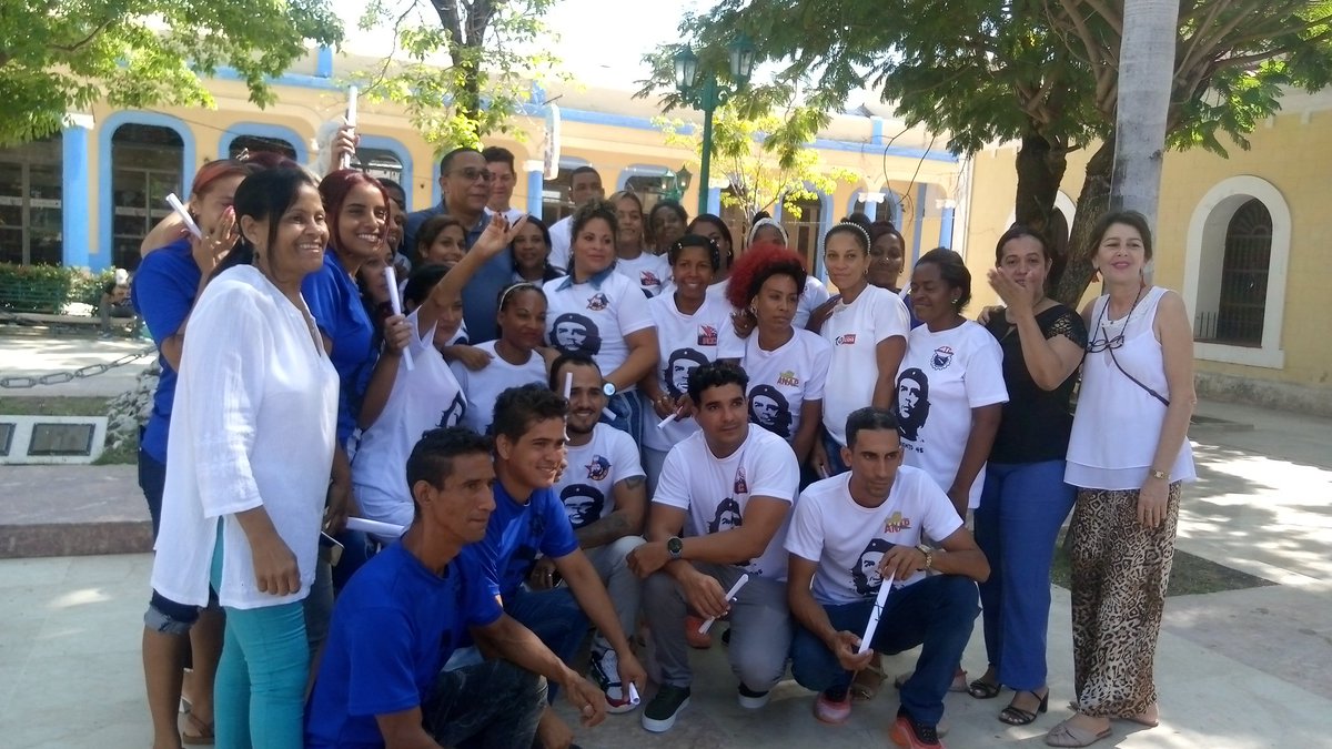 yoeaberob1's tweet photo. #Fidel: labrar la continuidad en la dirección sigue siendo un ejercicio de todos los días. Fieles a esta idea, realizamos la graduación del 45 entrenamiento de las reservas de cuadros políticos en la Facultad del @PartidoPCC en #Guantánamo.
@DiazCanelB 
@DrRobertoMOjeda https://t.co/ChKNIKOii4
