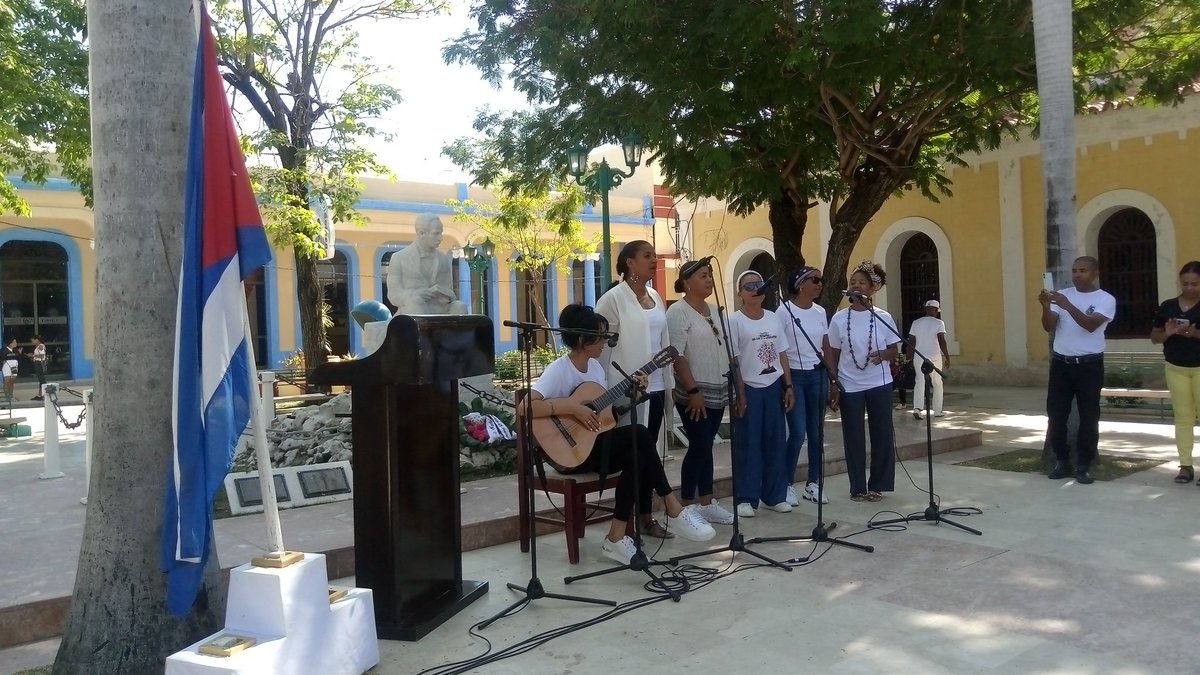 yoeaberob1's tweet photo. #Fidel: labrar la continuidad en la dirección sigue siendo un ejercicio de todos los días. Fieles a esta idea, realizamos la graduación del 45 entrenamiento de las reservas de cuadros políticos en la Facultad del @PartidoPCC en #Guantánamo.
@DiazCanelB 
@DrRobertoMOjeda https://t.co/ChKNIKOii4