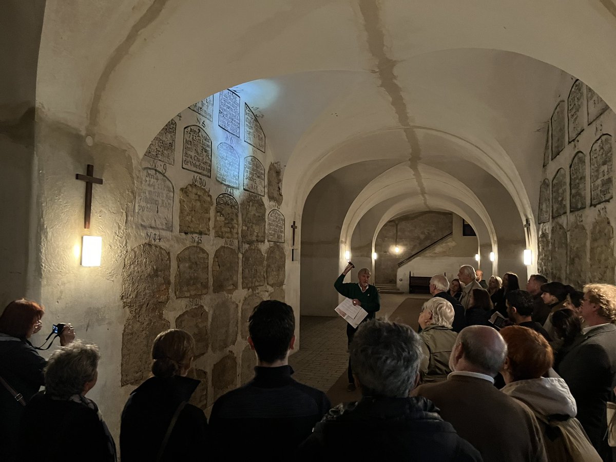 The <a href="/govern/">Govern de Catalunya</a> commemorated 300 years of #PeaceOfVienna at the crypt of the Trinity Church, a symbolic site of European history and reconciliation

🎻 A guided visit and music by Pau Casals marked the act, attended by Viennese and Catalan authorities &amp; communities. #BuildingBridges