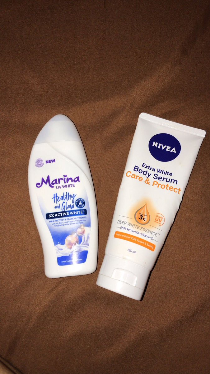 byliyaau's tweet photo. Review body lotion👋🏻🫶🏻
Marina biru : murce, melembabkannya cukup oke, mencerahkannya pelan2 ya musti sabarr. https://t.co/Ac8rW8ujWY

Nivea oren : agak mahal dikit, lebih cepet mencerahkan &amp; ngurangin belang di kulit aku, minusnya suka bikin kuning baju🥲
https://t.co/j1BBfqtPiY https://t.co/5RLOs9ss87