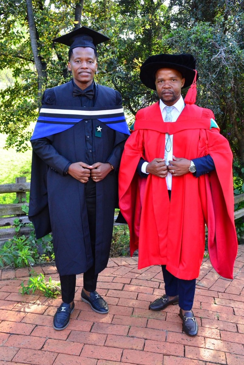 DrMadisengP's tweet image. Re feditše ka di graduations. Bjale re namela thaba kgwedi e tlago go dita koma. Tšeo tša gore sekolo le koma hehe jwang jwang re dikwa lena 🎓🎓🎓🎓