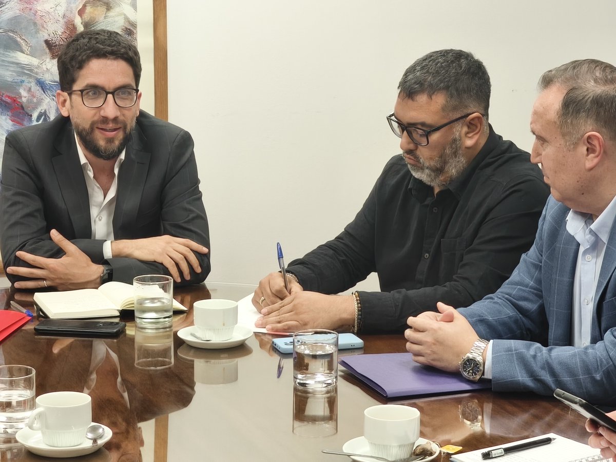 Dirigentes, Iván Ibáñez y <a href="/caburto2/">Cristian Aburto</a> , junto al pdte. <a href="/Cutchile/">CUT Chile ✍️🗳</a> , David Acuña, en reunión con ministro del Trabajo, <a href="/gboccardobosoni/">Giorgio Boccardo Bosoni</a> , para manifestar preocupación por eliminación Feriado Bancario, un derecho adquirido que no permitiremos sea ignorado.