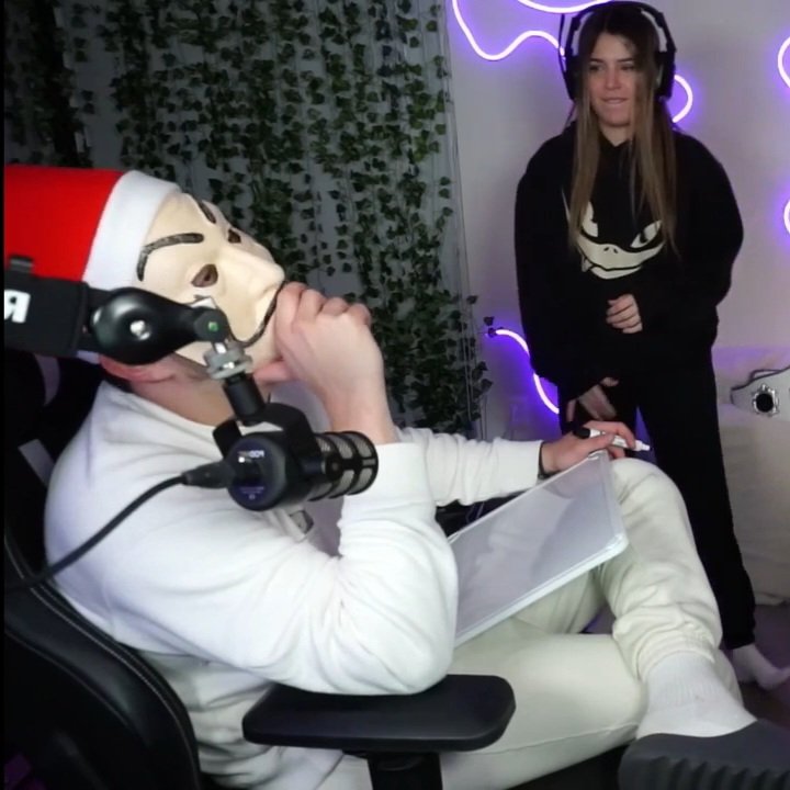 milov_gg's tweet image. todos aprovecharon la excusa de prometer ponerse una foto de su fav si pio salía campeón y los veo a todos felices con sus perfiles aniquiladores, porcinos etc
ya los descubrí