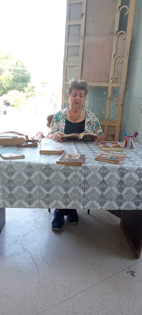 OnixMu's tweet photo. "Las bibliotecas escolares son ventanas al conocimiento y motores de la imaginación."Se desarrolla la preparaciòn metodològica de Bibliotecarias teniendo como sede  la Biblioteca Municipal de #DiezdeOctubre ,con la participaciòn de la escritora Yolanda Portuondo Lòpez. https://t.co/rD22YCuJsx