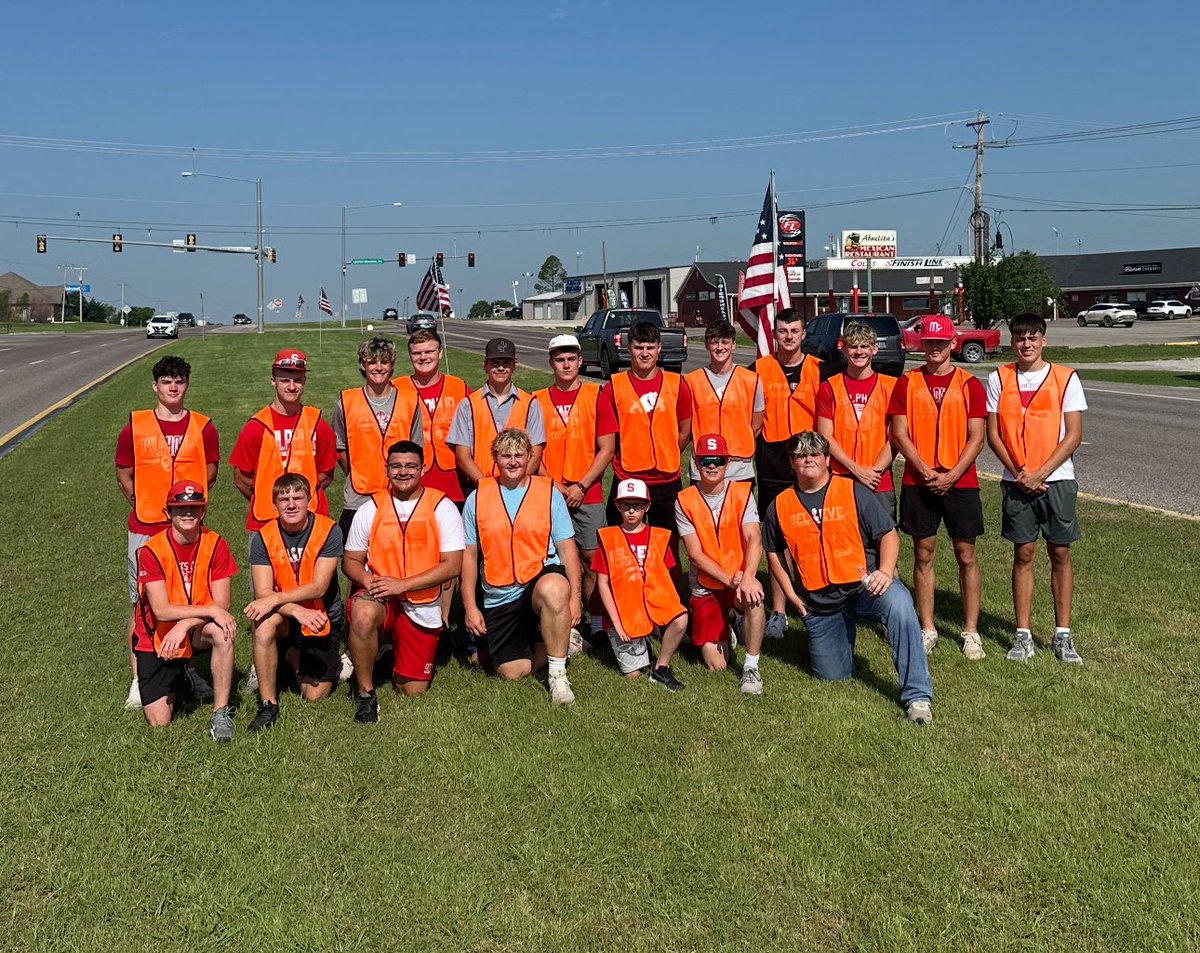 So proud of our guys - Servant leaders!
Asked for 8 guys to show up on their first day off of the summer and had 18 show up to help serve our community!
No better community or place to live than Sulphur, OK! Thank you Chamber for allowing us to help
#biggerthanfootball