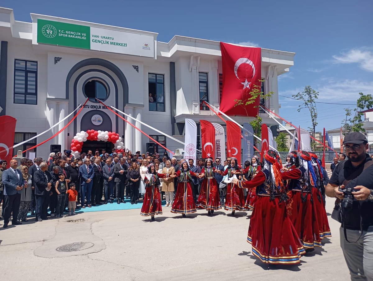 Van Büyükşehir Belediyesi tarafından yapımları tamamlanan Süphan, Erek, Seyrantepe ve Urartu Gençlik Merkezlerimizin toplu açılış törenleri Sayın Valimiz Ozan Balcı, Ak Parti Milletvekilleri Burhan Kayatürk, Kayhan Türkmenoğlu ve il protokolünün katılımı ile yapıldı.