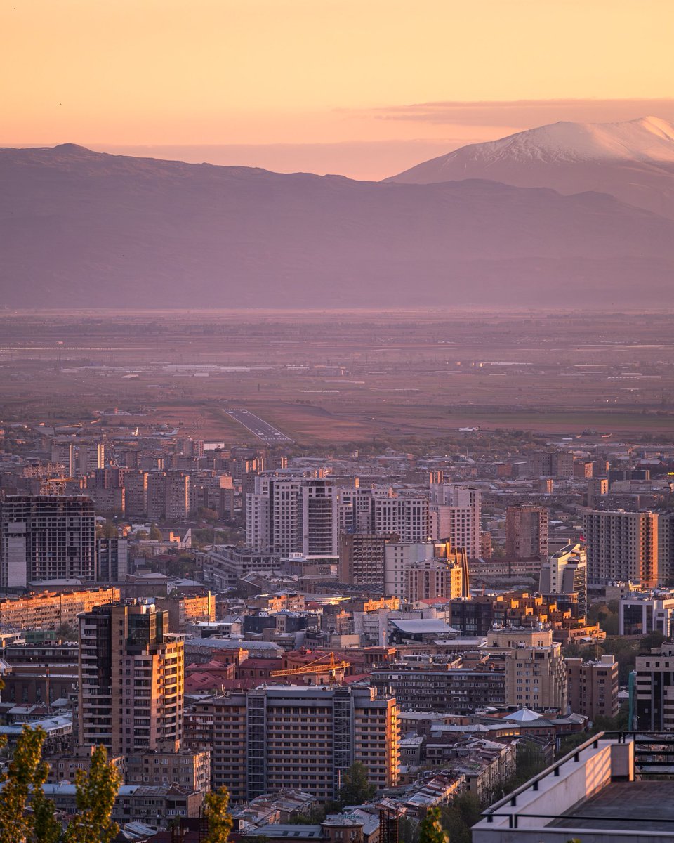 Ինձ կարողա հարցնեք
-այ մարդ ինչքան կարաս էս սարերը ու քաղաքը վերևից նկարես ու փոստես
ես էլ կասեմ
- ամեն դուրս նայելուց