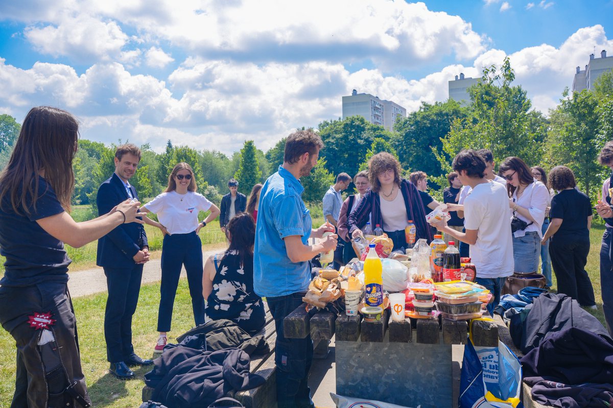JFIRennes's tweet photo. ☀️Du beau monde au barbecue végétariens des Jeunes Insoumis•es #Rennes avec @emma_frr !

Merci aussi pour le passage surprise de nos député•es @PaulVannierFI et @MarieMesmeur ! https://t.co/bCJSKEBkCo