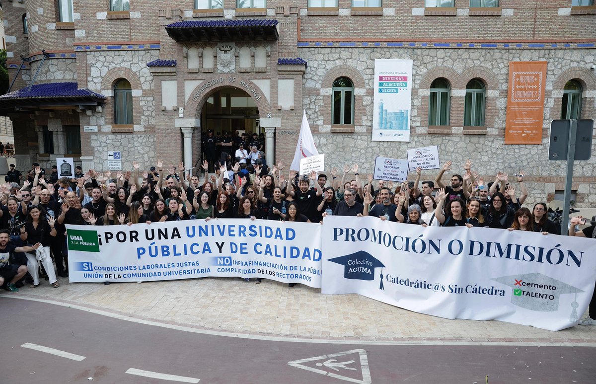 🤝 Colectivo investigador, PSI, AYD, acreditados con promociones paralizadas, afectadas por la paralización de plazas, estudiantado, personal de la FGUMA, sindicatos… 

✋🛑La comunidad universitaria se ha unido para decir ¡BASTA! al desmantelamiento de la universidad pública.