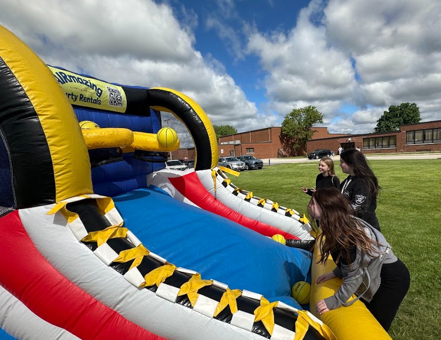 Springfield School District (@allthingsblusf) on Twitter photo Springfield Middle School wrapped up the year with an epic Field Day celebration. From giant inflatables provided by AIRmazing Toledo to nonstop fun, games, snacks, & team spirit—SMS students had a blast. A huge thank you to the SMS Parent Club, staff volunteers for this event! Springfield Middle School wrapped up the year with an epic Field Day celebration. From giant inflatables provided by AIRmazing Toledo to nonstop fun, games, snacks, & team spirit—SMS students had a blast. A huge thank you to the SMS Parent Club, staff volunteers for this event!