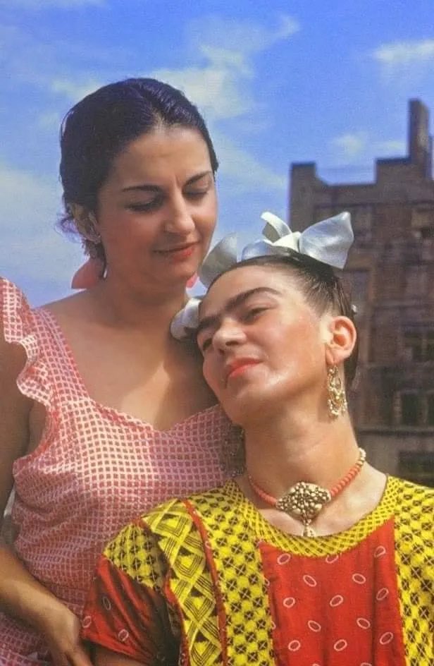 “Tú lo entiendes todo. La unión definitiva. Sufres, gozas, amas, rabias, besas, ríes. Nacemos para lo mismo. Querer descubrir y amar lo descubierto. oculto. [sic]” #DiarioDeFrida #FridaKahlo
