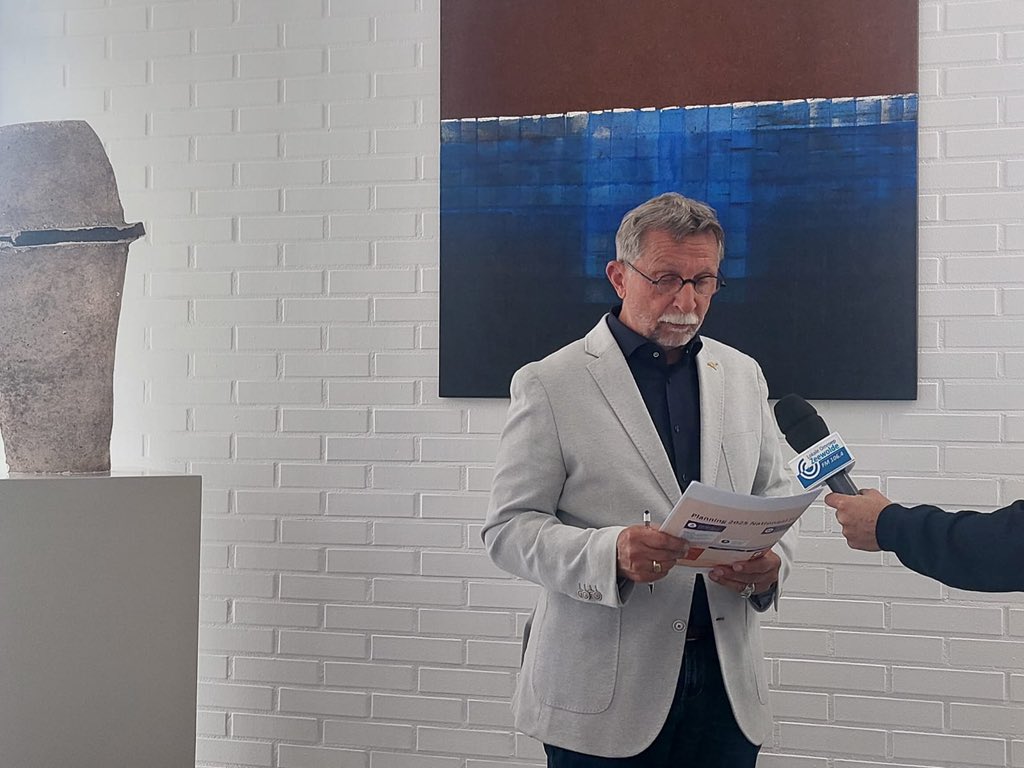 Kabinet heeft besloten: de centrale defensie kazerne komt in Zeewolde. Het nieuws is hard aangekomen in het gemeentehuis. Wethouder Hermans toont zich zichtbaar geraakt: “We zijn niet gehoord. Sterker nog, we zijn compleet buitenspel gezet.”

lokaleomroepzeewolde.nl/zeewolde-nieuw… 
#defensie