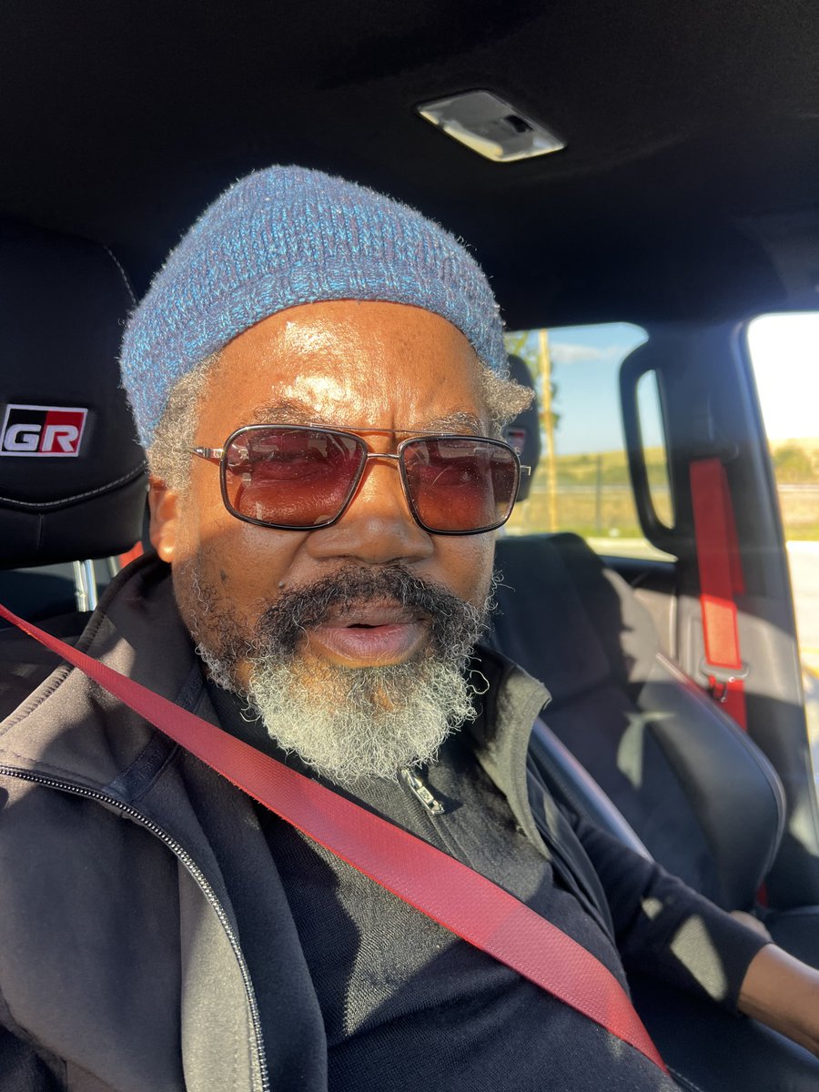 Beemagqwanti's tweet image. 🫂 The provincial secretary was passing Dutywa yesterday and as we were talking he noticed an old lady who was stuck and he jumped in to kickstart her car. After it went on laMama hooted as she was driving off uthi uJola “heee ubetha ne hooter ngoku” 😂❤️ Ngcukaitobi