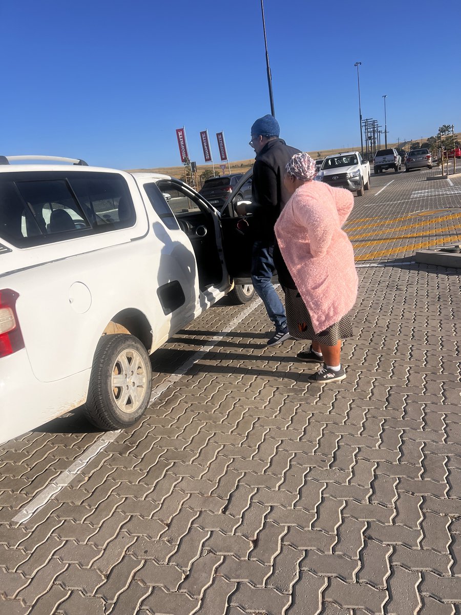 Beemagqwanti's tweet image. 🫂 The provincial secretary was passing Dutywa yesterday and as we were talking he noticed an old lady who was stuck and he jumped in to kickstart her car. After it went on laMama hooted as she was driving off uthi uJola “heee ubetha ne hooter ngoku” 😂❤️ Ngcukaitobi