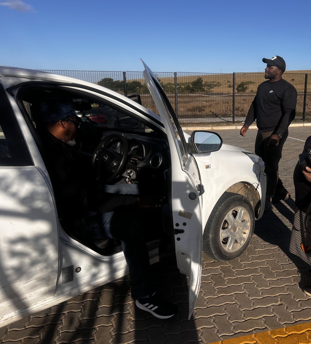 Beemagqwanti's tweet image. 🫂 The provincial secretary was passing Dutywa yesterday and as we were talking he noticed an old lady who was stuck and he jumped in to kickstart her car. After it went on laMama hooted as she was driving off uthi uJola “heee ubetha ne hooter ngoku” 😂❤️ Ngcukaitobi