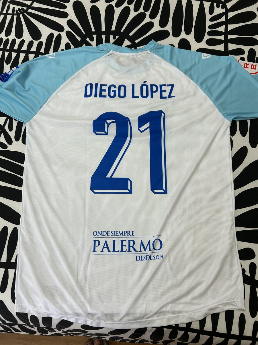 <a href="/adrianmuela/">Adrian Muela Montero</a> <a href="/classicshirts/">Classic Football Shirts</a> EI San Martín 24/25 🇪🇸

La cancha de Tuilla no olvida. 

Regalo del 21 <a href="/Diegolr10/">Diego López</a>