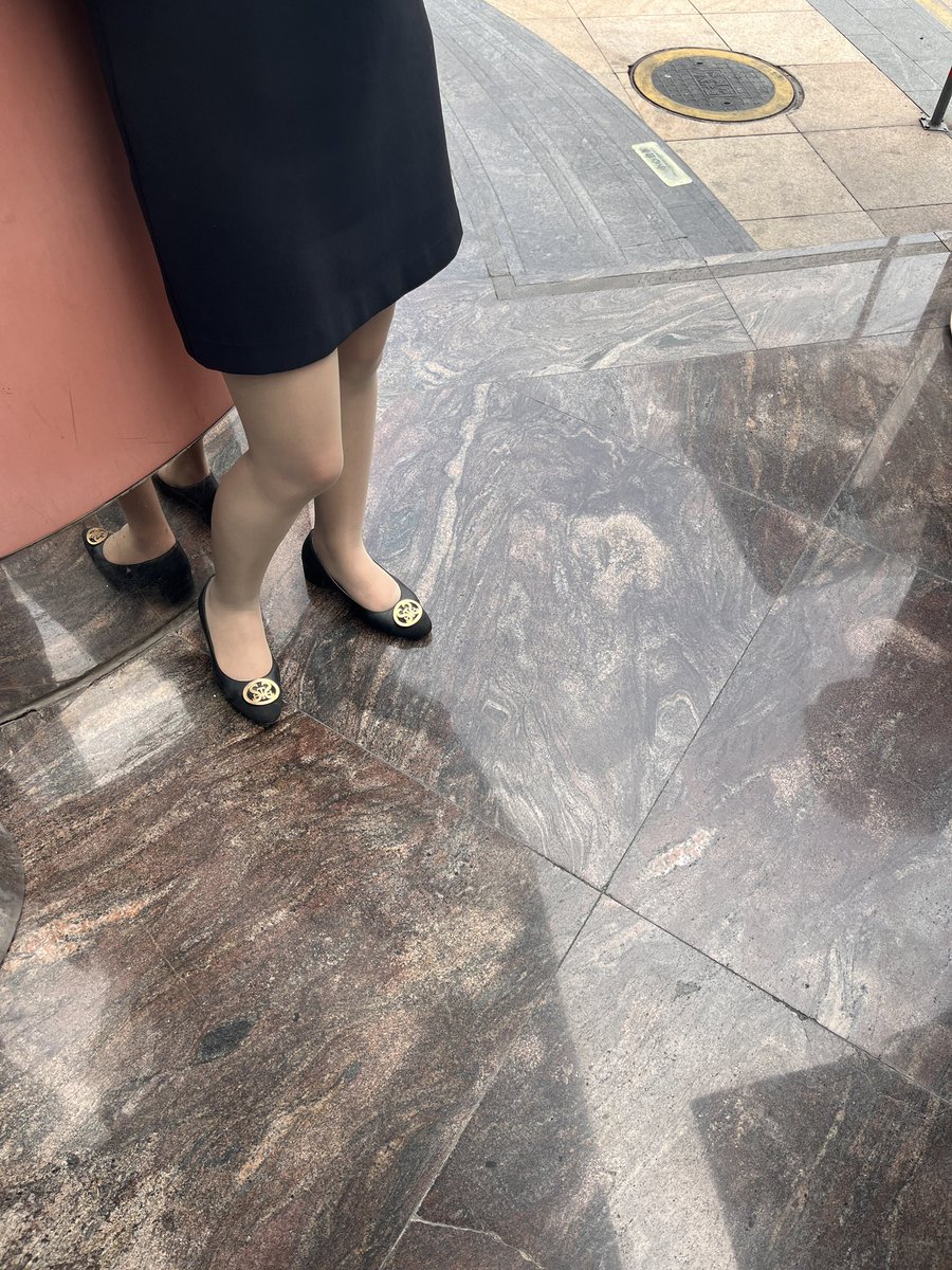 Venousisl's tweet photo. 抽烟的女人也很骚
#地铁顶臀 #地铁偷拍 #jk #打胶射鞋 https://t.co/HxtO2iR81R