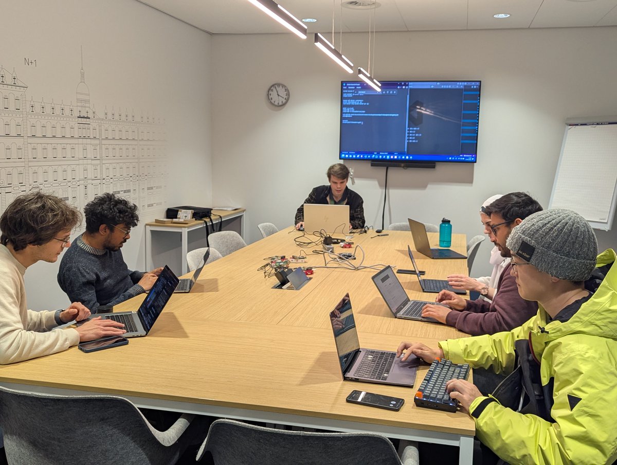 nitinder_mohan's tweet image. We’re buzzing from the first @oakestra -#6GFutureNetworkServices hackathon at TU Delft! PhD &amp;amp; MSc students harnessed Raspberry Pis &amp;amp; edge devices to run 6G-ready ultra-low-latency multiplayer games. Join the next wave of 6G edge innovation 👉 oakestra.io 
#6GFNS #edge