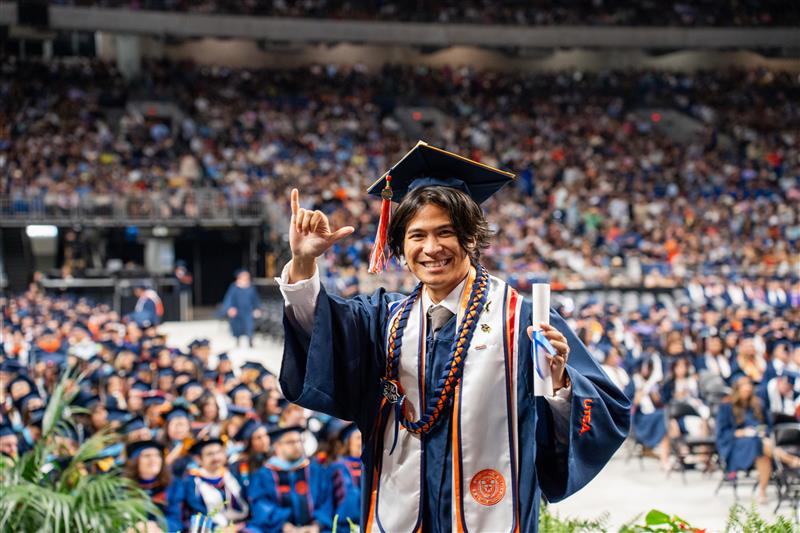 UTSA's tweet photo. Class of 2025, this is your friendly reminder to update your LinkedIn profile. Birds up & welcome to the UTSA alumni family! ๐ค
#UTSAGrad25 @UTSAAlumni https://t.co/uK0TSK51OP