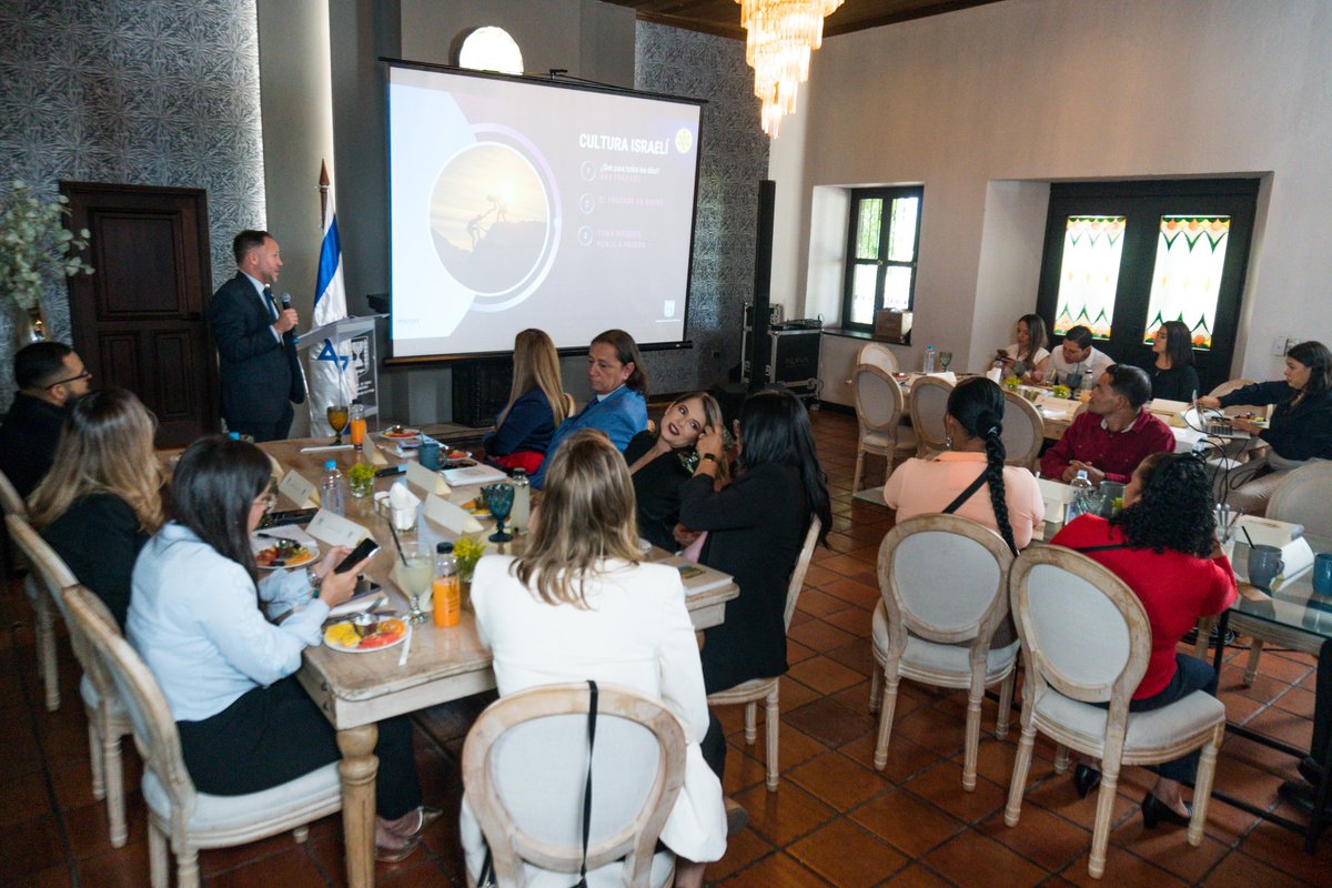 En el marco del día del periodista hondureño, celebramos ayer con los talentosos periodistas para honrar su noble e importante labor. 
Para el Estado de Israel es de suma importancia la libertad de prensa, y el compromiso de transmitir la verdad.
