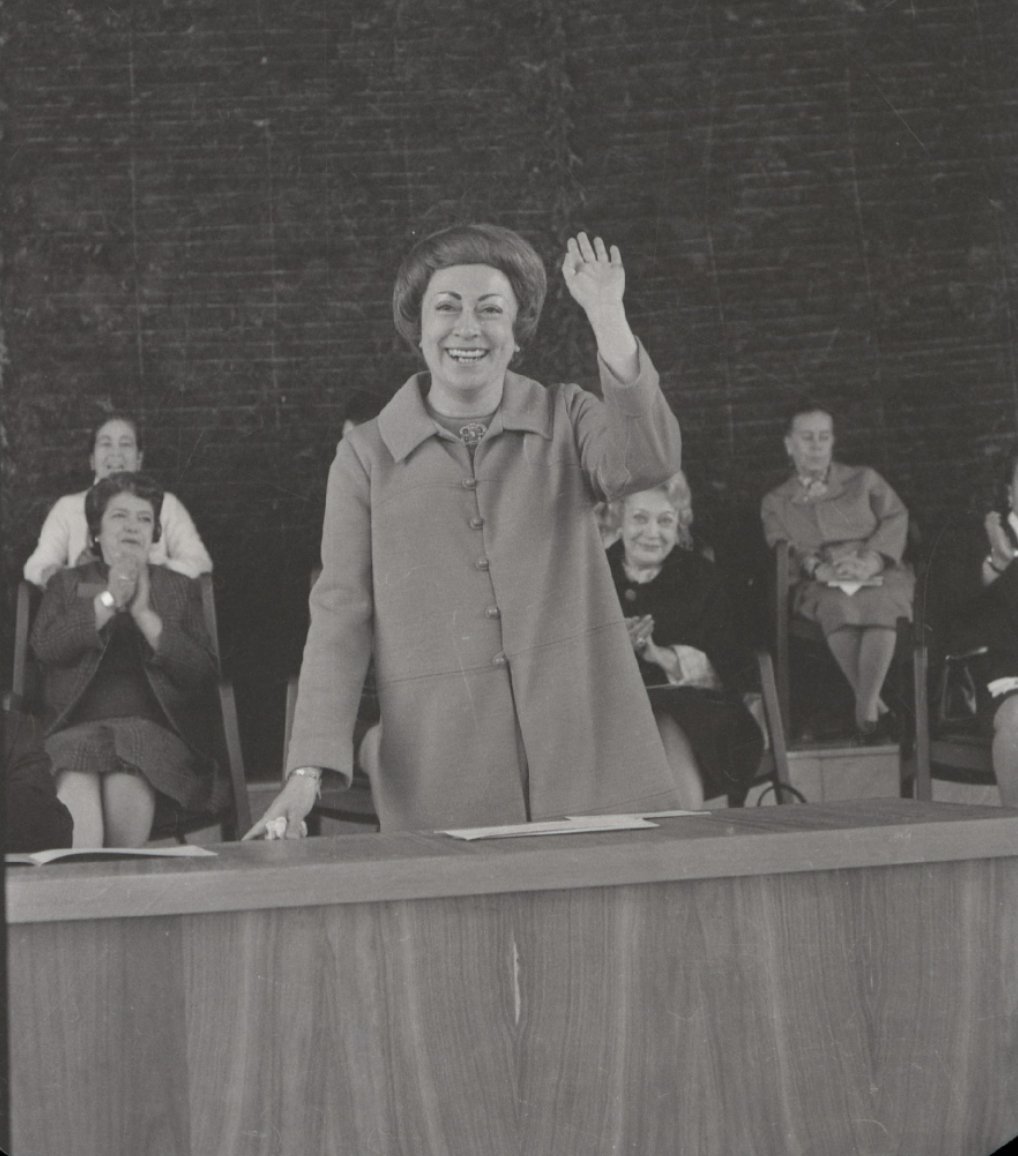 Cien años de Rosario Castellanos 💜

El próximo 25 de mayo se cumple el primer centenario del nacimiento de Rosario Castellanos, escritora radical y poeta intensa, cuyas palabras llenas de humor y sarcasmo se inscribieron como precursoras del feminismo en México.