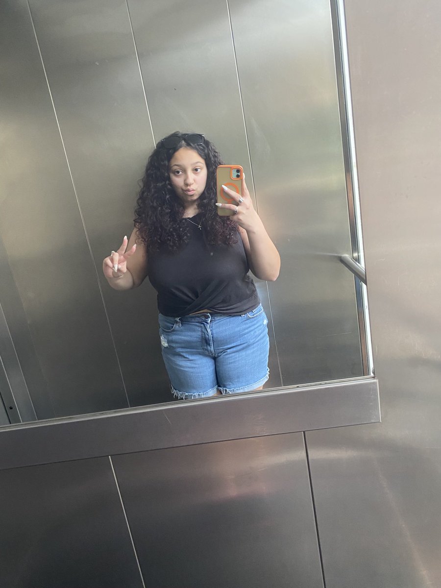 QueenDaphne03's tweet photo. Waiting for that ding 💵 so I can respond to ur dm 💋 👑 https://t.co/FMwZTvQODa