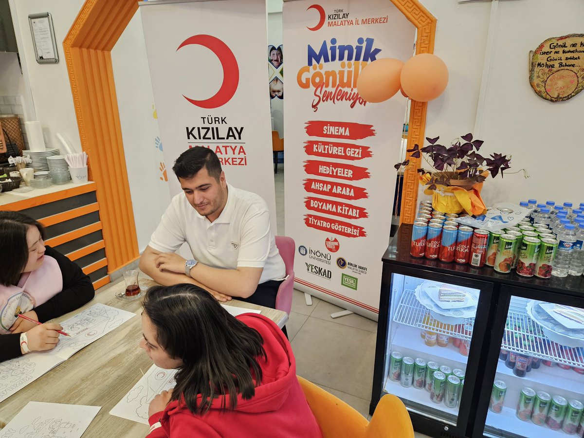 gencbirlik44's tweet photo. 📍Gülenyüzler Kafe

Birlik Vakfı Malatya olarak, Türk Kızılay Malatya Şubesi iş birliğiyle hayata geçirdiğimiz “Minik Gönüller Şenleniyor” projemizin üçüncü durağı Gülenyüzler Kafe oldu! https://t.co/7PXbG8OucY