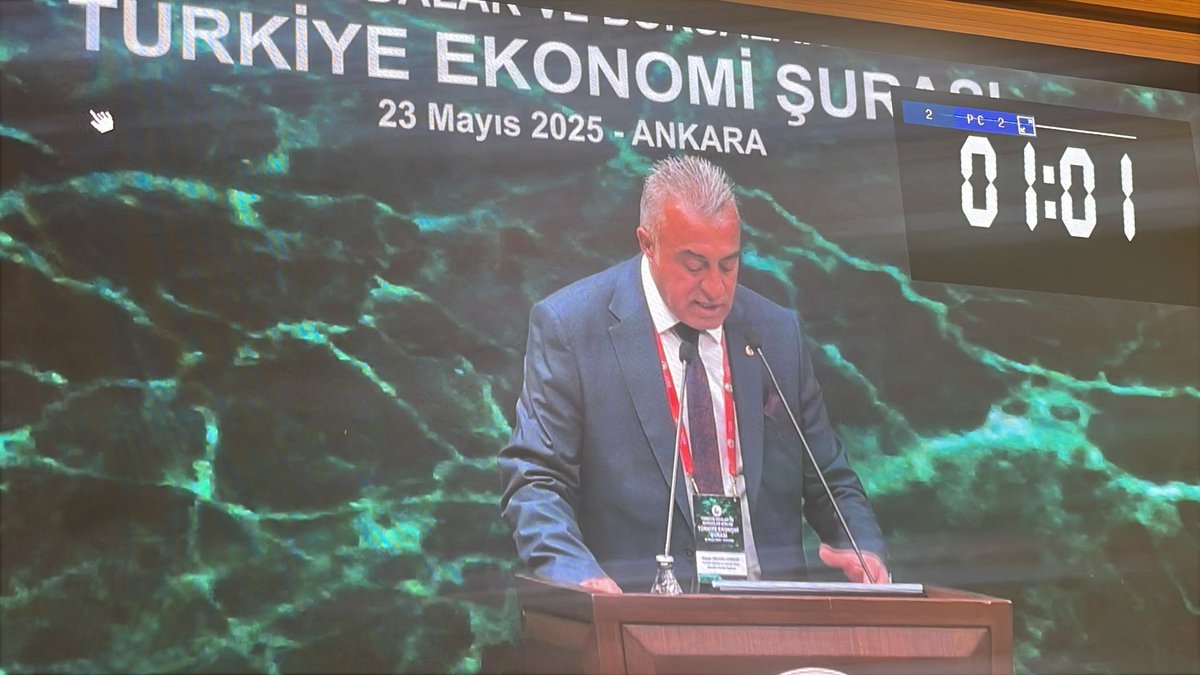 TUNCELITSO's tweet photo. 📢 Tunceli TSO’dan Türkiye Ekonomi Şurası’na Güçlü Katılım

Tunceli Ticaret ve Sanayi Odası Yönetim Kurulu Başkanımız @hasanmurats , Türkiye Odalar ve Borsalar Birliği (TOBB) tarafından düzenlenen Türkiye Ekonomi Şurası’na katılım sağladı.

Başkanımız, Şura’da yaptığı konuşmada ülke genelinde yaşanan yapısal ekonomik sorunlara dair gözlemlerini ve çözüm önerilerini iş dünyası temsilcileriyle paylaştı. Konuşmasında öne çıkan başlıklar şu şekilde oldu:

---

🗣️ Finansmana Erişimde Adalet ve Yatırım Odaklı Bankacılık
Küçük işletmelerin, teminat sunamasa dahi projeleriyle krediye ulaşabildiği yeni ve adil bir finansman sistemi kurulmalıdır.

🗣️ Üretimin Coğrafi ve Sektörel Olarak Yaygınlaştırılması
Üretimin sadece belli bölgelerde yoğunlaştığı yapıdan çıkarak, Türkiye’nin tüm illerinde kapsayıcı bir sanayi politikası izlenmelidir.

🗣️ Vergi Tahsilatında Yaşatıcı Sistem Yaklaşımı
İşletmeleri ayakta tutmayı esas alan, cezalandırıcı değil sürdürülebilir bir vergi sistemi hayata geçirilmelidir.

🗣️ Turizm Uygulama Otelinin Eksikliği
Uygulamalı eğitim altyapısı eksikliği, hem turizm öğrencilerinin gelişimini hem de sektörün kalitesini olumsuz etkilemektedir. Bu ihtiyaç acilen karşılanmalıdır.

🗣️ Turizm İmar Planı ve Gelişim Alanlarının Belirsizliği
Yatırımcıların önünü açmak için turizm alanları net şekilde tanımlanmalı; imar planları hızlıca tamamlanmalıdır.

🗣️ Pülümür Yolu: Kuzey-Güney Lojistik Koridorunun Anahtarı
Tunceli-Pülümür yolu, Karadeniz ve Akdeniz limanlarını buluşturan stratejik bir aks olup, bölünmüş yol standardında yeniden projelendirilmelidir.

Cumhurbaşkanı Yardımcımız Sayın Cevdet Yılmaz'a, tüm Bakanlarımıza sorunları aktarma noktasında göstermiş oldukları yakın ilgilerinden ayrıca TOBB Başkanımız Sayın M.Rifat Hisarcıklıoğlun'a Ekonomi Şurası kapsamında gösterdiği nazik ev sahipliği ve misafirperliğinden dolayı Odamız Meclis, Yönetim Kurulu ve Tunceli iş Dünyası adına teşekkür ederiz.

🗣️ Sonuç: Yerelden Ulusala Ekonomik Adalet Mümkündür
Kalkınmanın tüm Türkiye’de dengeli şekilde hissedilmesi için bölgesel eşitlik anlayışı güçlendirilmelidir.
@RHisarciklioglu