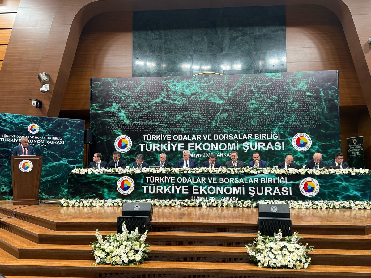 TUNCELITSO's tweet photo. 📢 Tunceli TSO’dan Türkiye Ekonomi Şurası’na Güçlü Katılım

Tunceli Ticaret ve Sanayi Odası Yönetim Kurulu Başkanımız @hasanmurats , Türkiye Odalar ve Borsalar Birliği (TOBB) tarafından düzenlenen Türkiye Ekonomi Şurası’na katılım sağladı.

Başkanımız, Şura’da yaptığı konuşmada ülke genelinde yaşanan yapısal ekonomik sorunlara dair gözlemlerini ve çözüm önerilerini iş dünyası temsilcileriyle paylaştı. Konuşmasında öne çıkan başlıklar şu şekilde oldu:

---

🗣️ Finansmana Erişimde Adalet ve Yatırım Odaklı Bankacılık
Küçük işletmelerin, teminat sunamasa dahi projeleriyle krediye ulaşabildiği yeni ve adil bir finansman sistemi kurulmalıdır.

🗣️ Üretimin Coğrafi ve Sektörel Olarak Yaygınlaştırılması
Üretimin sadece belli bölgelerde yoğunlaştığı yapıdan çıkarak, Türkiye’nin tüm illerinde kapsayıcı bir sanayi politikası izlenmelidir.

🗣️ Vergi Tahsilatında Yaşatıcı Sistem Yaklaşımı
İşletmeleri ayakta tutmayı esas alan, cezalandırıcı değil sürdürülebilir bir vergi sistemi hayata geçirilmelidir.

🗣️ Turizm Uygulama Otelinin Eksikliği
Uygulamalı eğitim altyapısı eksikliği, hem turizm öğrencilerinin gelişimini hem de sektörün kalitesini olumsuz etkilemektedir. Bu ihtiyaç acilen karşılanmalıdır.

🗣️ Turizm İmar Planı ve Gelişim Alanlarının Belirsizliği
Yatırımcıların önünü açmak için turizm alanları net şekilde tanımlanmalı; imar planları hızlıca tamamlanmalıdır.

🗣️ Pülümür Yolu: Kuzey-Güney Lojistik Koridorunun Anahtarı
Tunceli-Pülümür yolu, Karadeniz ve Akdeniz limanlarını buluşturan stratejik bir aks olup, bölünmüş yol standardında yeniden projelendirilmelidir.

Cumhurbaşkanı Yardımcımız Sayın Cevdet Yılmaz'a, tüm Bakanlarımıza sorunları aktarma noktasında göstermiş oldukları yakın ilgilerinden ayrıca TOBB Başkanımız Sayın M.Rifat Hisarcıklıoğlun'a Ekonomi Şurası kapsamında gösterdiği nazik ev sahipliği ve misafirperliğinden dolayı Odamız Meclis, Yönetim Kurulu ve Tunceli iş Dünyası adına teşekkür ederiz.

🗣️ Sonuç: Yerelden Ulusala Ekonomik Adalet Mümkündür
Kalkınmanın tüm Türkiye’de dengeli şekilde hissedilmesi için bölgesel eşitlik anlayışı güçlendirilmelidir.
@RHisarciklioglu