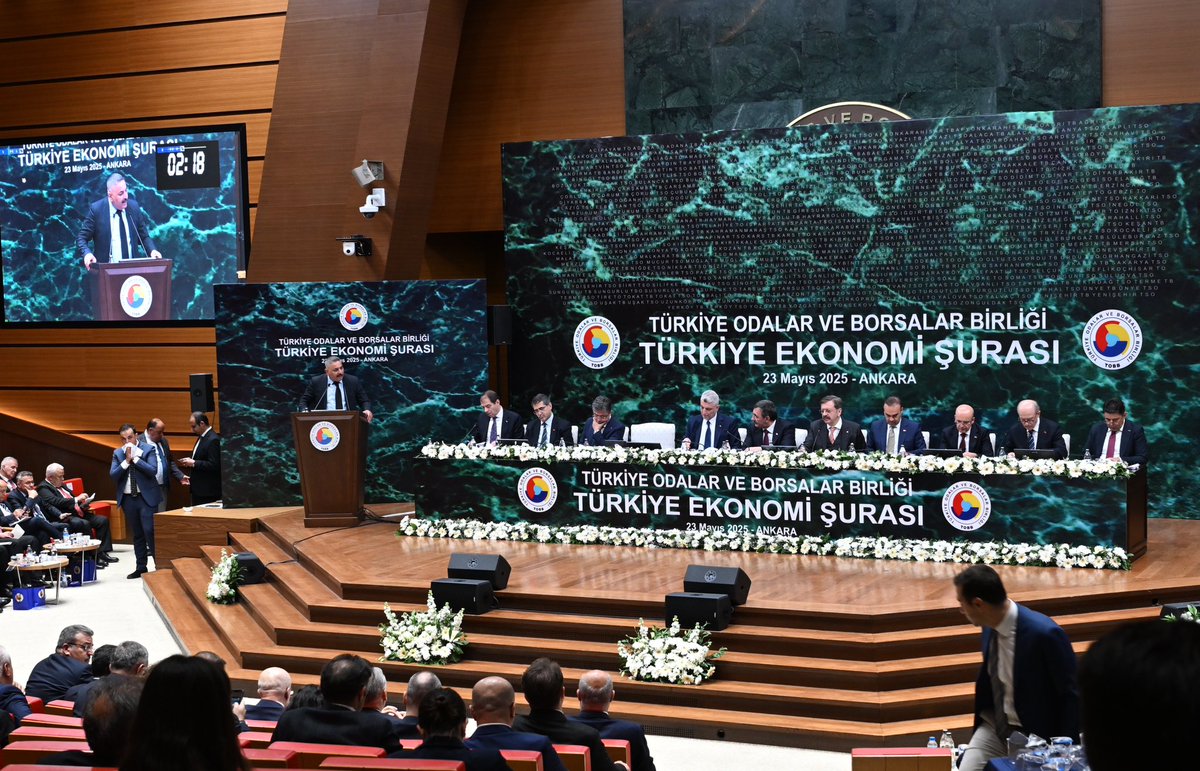 oasadikoglu's tweet photo. 🟩Cumhurbaşkanı Yardımcısı Sn. Cevdet Yılmaz ve Bakanlarımızın katılımıyla gerçekleştirilen TOBB Türkiye Ekonomi Şurası'nda gerçekleştirdiğimiz konuşmada;

🔴12 Nisan’daki #ZiraiDon sonucu AB tescilli stratejik ürünümüz kayısıda yaşanan büyük kaybın yarattığı ekonomik sorunlar ile üretici, esnaf ve tüccarımızın beklentileri,

🔴#YerindeDönüşüm projelerinde destek tutarının artırılması, KDV oranının %1'e düşürülmesi ve başvuru sürecinin yıl sonuna kadar uzatılması talebimizi,

🔴Cirosu 2,5 milyon liranın altında kalan işletmeler için 31 Mayıs’ta sona erecek #MücbirSebep süresi kapsamının genişletilerek uzatılmasını,

🔴Yıl sonunda süresi dolacak 6. Bölge Teşviklerinin 3 yıl daha uzatılması başta olmak üzere şehrimizin sorunlarını ve beklentilerimizi dile getirerek tüm başlıkların yer aldığı dosyayı Sn. Cumhurbaşkanı Yardımcımıza sunduk.

Sn. Cevdet Yılmaz ile birlikte, Hazine ve Maliye Bakanı Mehmet Şimşek, Sanayi ve Teknoloji Bakanı Mehmet Fatih Kacır, Ticaret Bakanı Ömer Bolat, Çalışma ve Sosyal Güvenlik Bakanı Vedat Işıkhan, Tarım ve Orman Bakanı İbrahim Yumaklı, Cumhurbaşkanlığı Strateji ve Bütçe Başkanı İbrahim Şenel ve bakan yardımcılarımızın katıldığı şurada dile getirdiğimiz sorunların çözüme kavuşmasını ve taleplerin karşılık bulmasını umut ediyoruz.

#Malatya