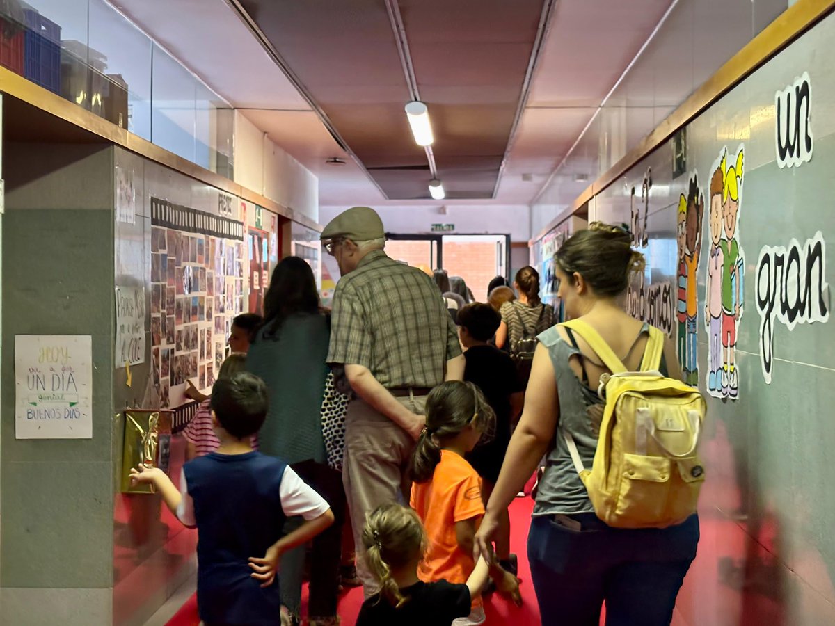 ✨Veinticinco años sembrando valores y cultivando corazones…

🎂Esta tarde celebramos el 25º aniversario del nacimiento del colegio municipal de Benimaclet: ¡felicidades a toda la comunidad educativa!