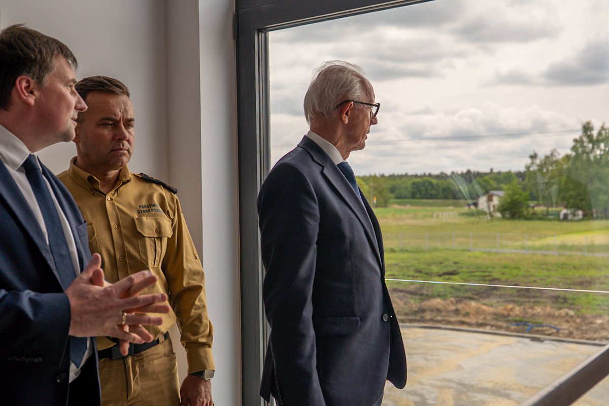 W Bieruniu, tuż obok powstającego ronda na obwodnicy miasta, trwa budowa Jednostki Ratowniczo-Gaśniczej Państwowej Straży Pożarnej. 

Postępom prac przyjrzeli się podczas wizyty Podsekretarz Stanu w <a href="/MSWiA_GOV_PL/">MSWiA 🇵🇱</a> Wiesław Leśniakiewicz oraz Wojewoda Śląski <a href="/marek_wojcik/">Marek Wójcik</a>.