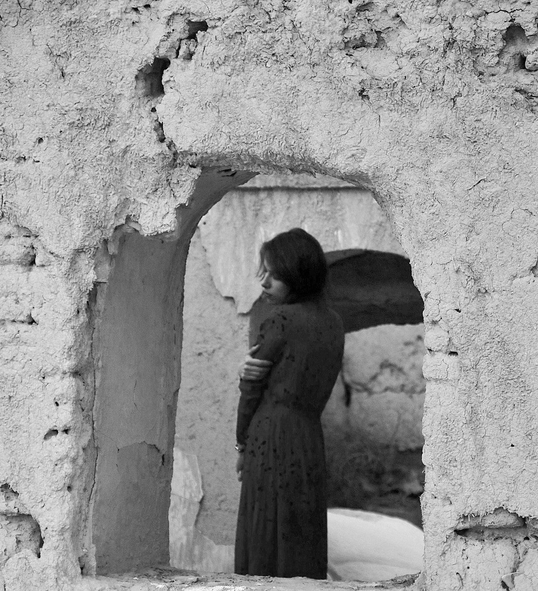 Middle Eastern #women , no matter how empty they are of everything else, are rich in three things: Beautiful eyes, endless sorrows, and an inevitable courage 
#photograghy
#TezosNFT
#NFTCommunity
#skurpy
In the Embrace of Silence
10/10 
4xtz skurpy.com/marketplace/co…