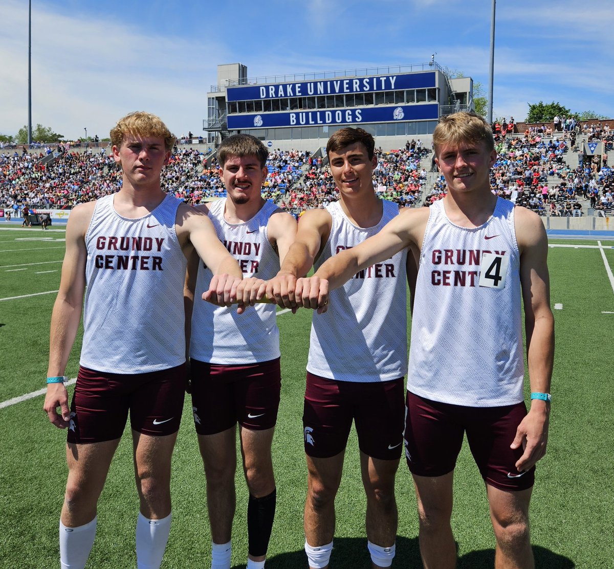 jakearyder's tweet photo. Grundy Center boys 4x200 takes third in 2A in 1:28.05. Devin Hinders, Grant Newton, Brody Zinkula, Judd Jirovsky passing around the baton in a fast final heat #iahstrk https://t.co/O6SzBqXuI3