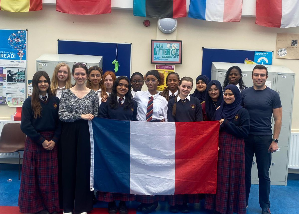 colnanonagle's tweet image. 6th and 5th year students said a final farewell to our French Language Assistant Lisa this week who has been with us for the past year. We thank her for her commitment to students, their learning and the promotion of French culture in our school. Merci beaucoup Lisa.
