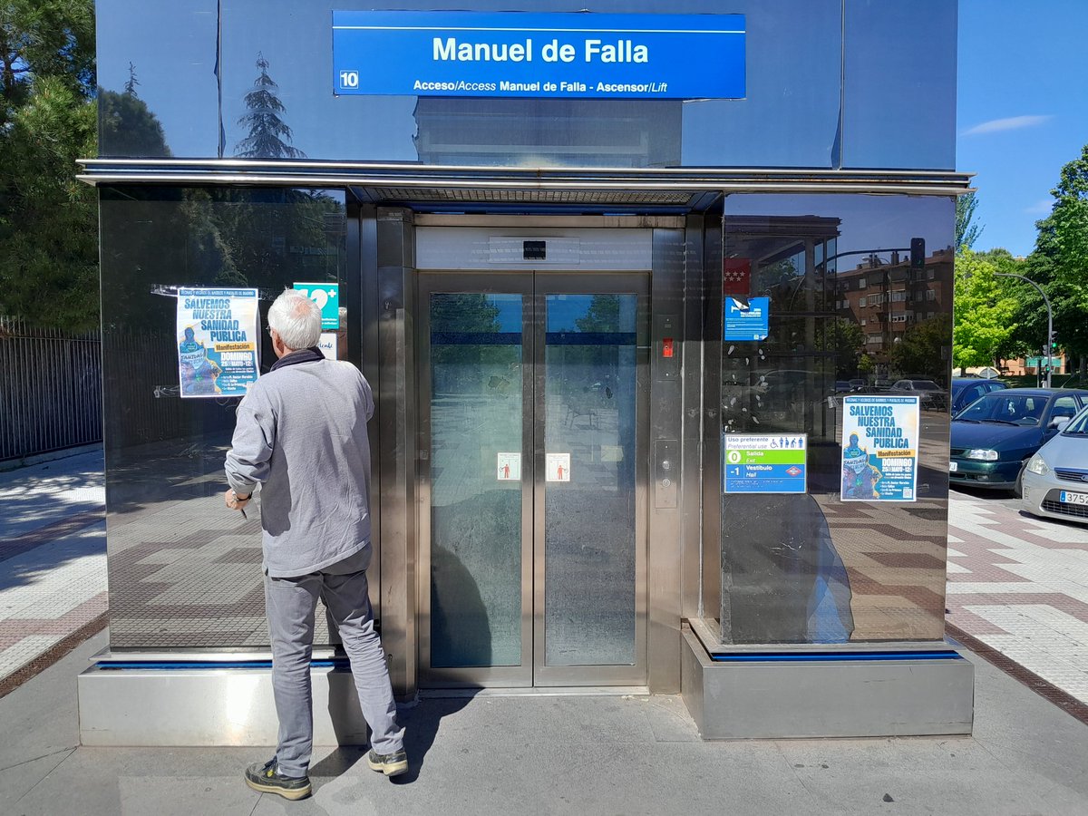 Calentando motores para la Manifestación del 25 de mayo en #Madrid toda la tarde pegando carteles en #Alcobendas y #Sanse <a href="/PSaniPubli_ZN/">Sani Pública Z.Norte</a> <a href="/VecinasSanidad/">Vecinas y vecinos de barrios y pueblos de Madrid</a>