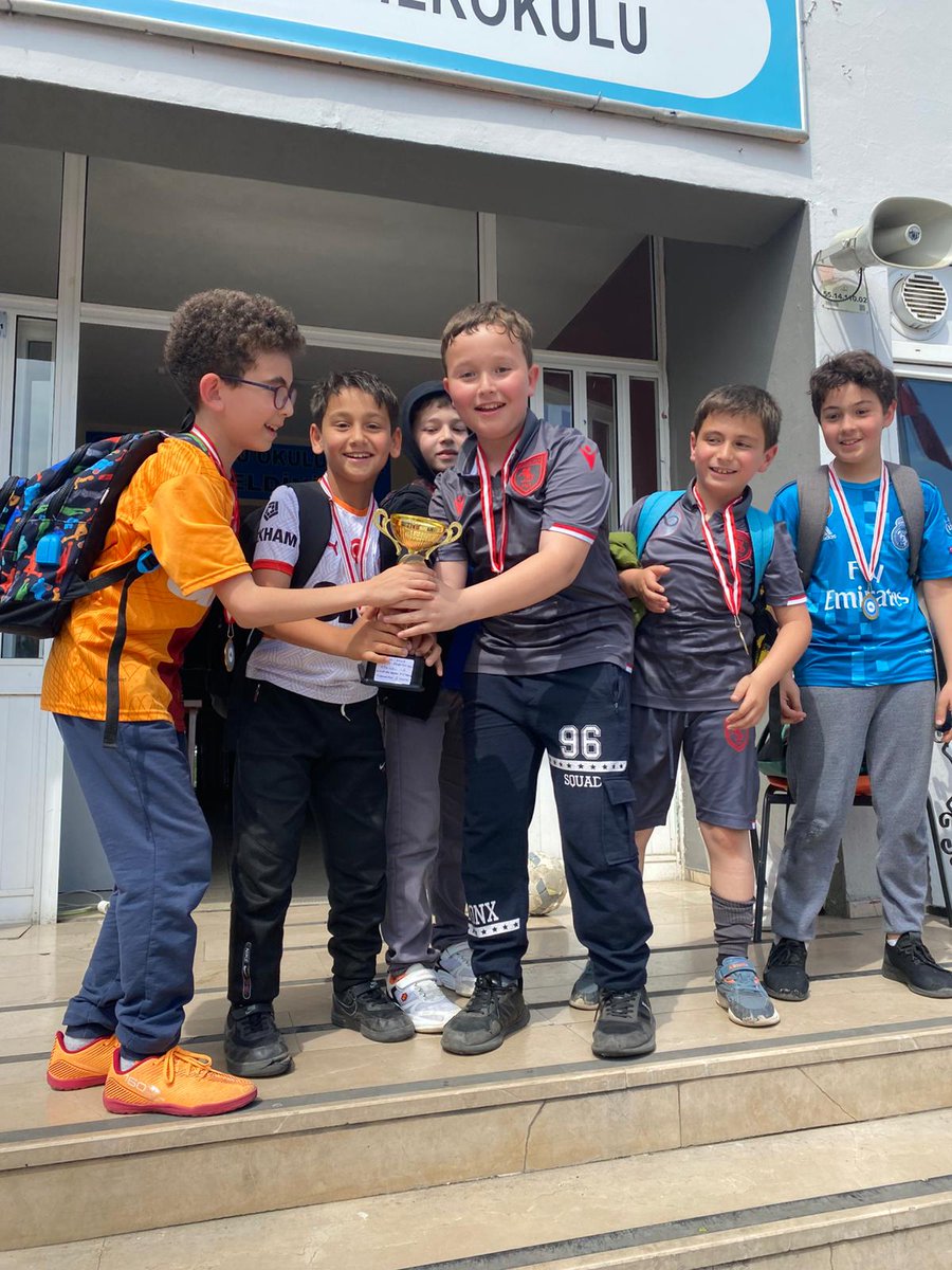 Sınıflar arası futbol turnuvasında şampiyonlarımız 2/C ve 4/B sınıflarımız oldu. Turnuvamıza destek veren tüm öğretmenlerimize sonsuz teşekkürler. 👏👏💯🔥
<a href="/kerimtoraman55/">KerimToraman</a> <a href="/MemSalipazari/">Salıpazarı İlçe Milli Eğitim Müdürlüğü</a>