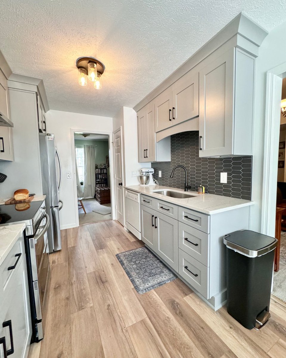 tigercabinetry's tweet image. We took this kitchen up a notch — literally.
Custom cabinetry that uses every bit of wall height = more storage and a cleaner look.

🔨 Ready to elevate your kitchen? Let’s build it together. Call today! 

#VerticalStorage #KitchenDesign #TigerCabinetry