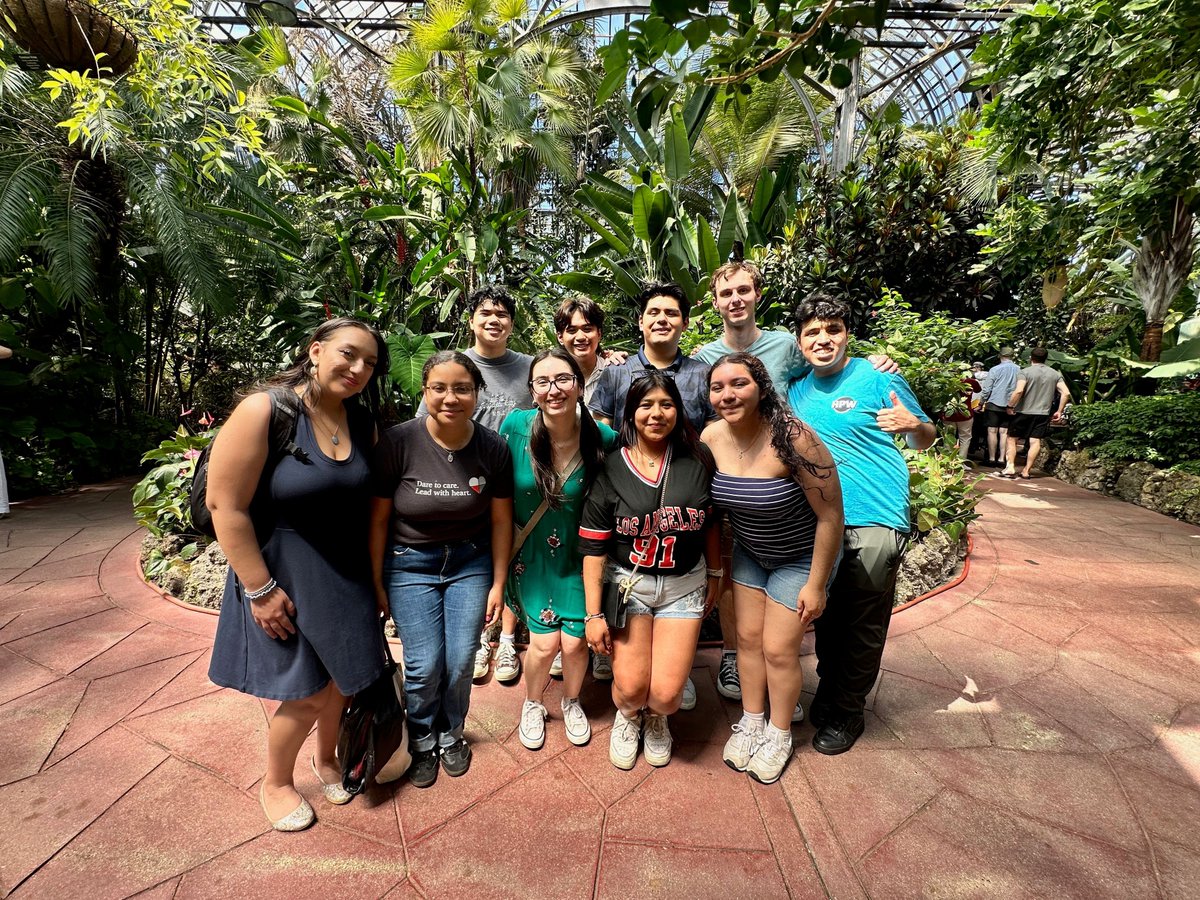 depaulccm's tweet photo. DOUBLE CSU POST😱 Yes! CSU and students enjoyed the beautiful weather last Saturday when they visited the Lincoln Park Conservatory, had some lunch, and reflected on nature! https://t.co/xZHsqzpq69